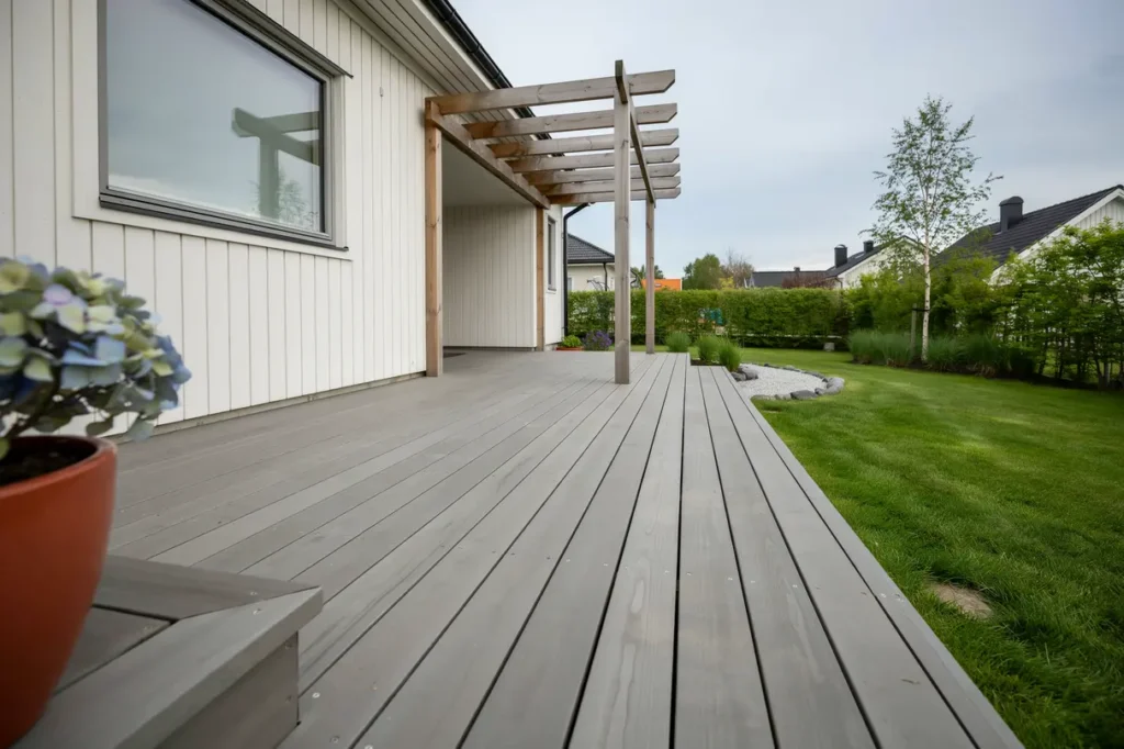 nybyggd altan i tryckimpregnerat tr med pergola i k llered m lndal